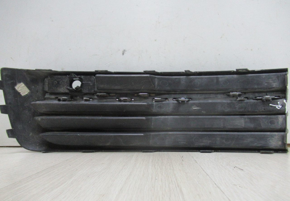 Решетка переднего бампера правая Volkswagen Transporter T6 oem 7e5853684 (слом.1крепл)