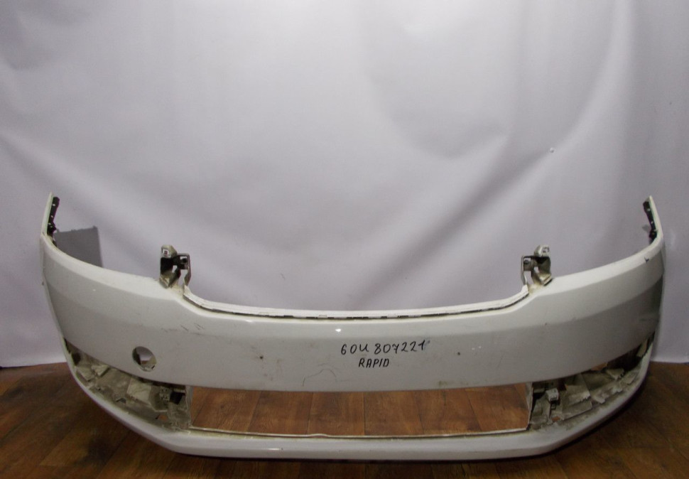 Бампер передний бу Skoda Rapid OEM 60U807221