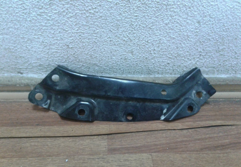 Суппорт фары левый Volkswagen Polo oem 6ro805931 (вмятина) Суппорт фары левый Volkswagen Polo oem 6ro805931 (вмятина)