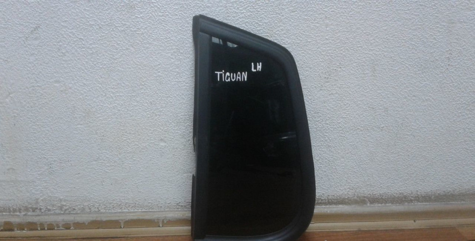 Стекло кузовное глухое левое Volkswagen Tiguan 1 oem 5n08450415ap