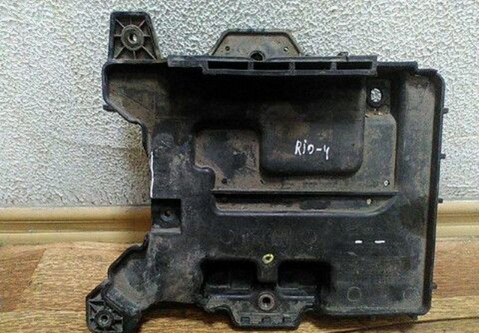 Площадка под АКБ KIA Rio 4 сломано крепление oem 371501r360