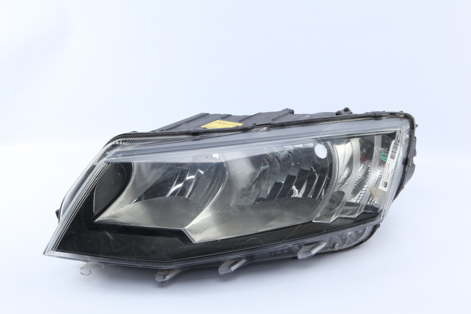 Фара галоген левая бу Skoda Octavia A7 OEM 5E1941015