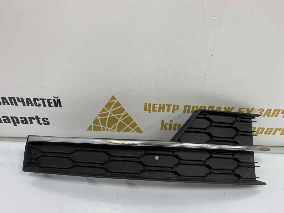 Решетка переднего бампера правая Skoda Octavia A7 рестайлинг OEM 5E0807682G