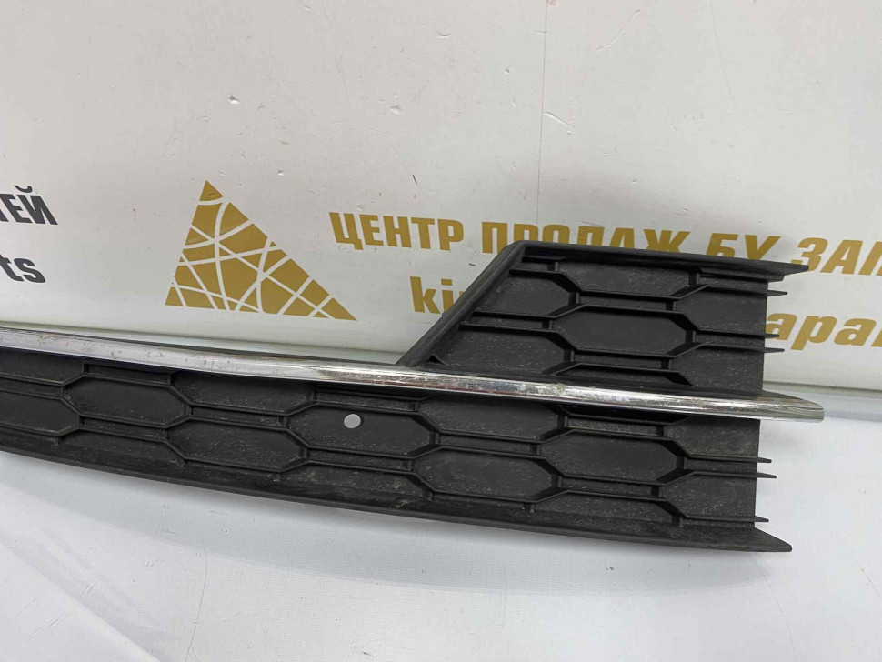 Решетка переднего бампера правая Skoda Octavia A7 рестайлинг OEM 5E0807682G