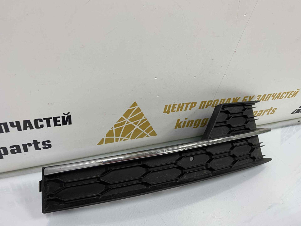 Решетка переднего бампера правая Skoda Octavia A7 рестайлинг OEM 5E0807682G