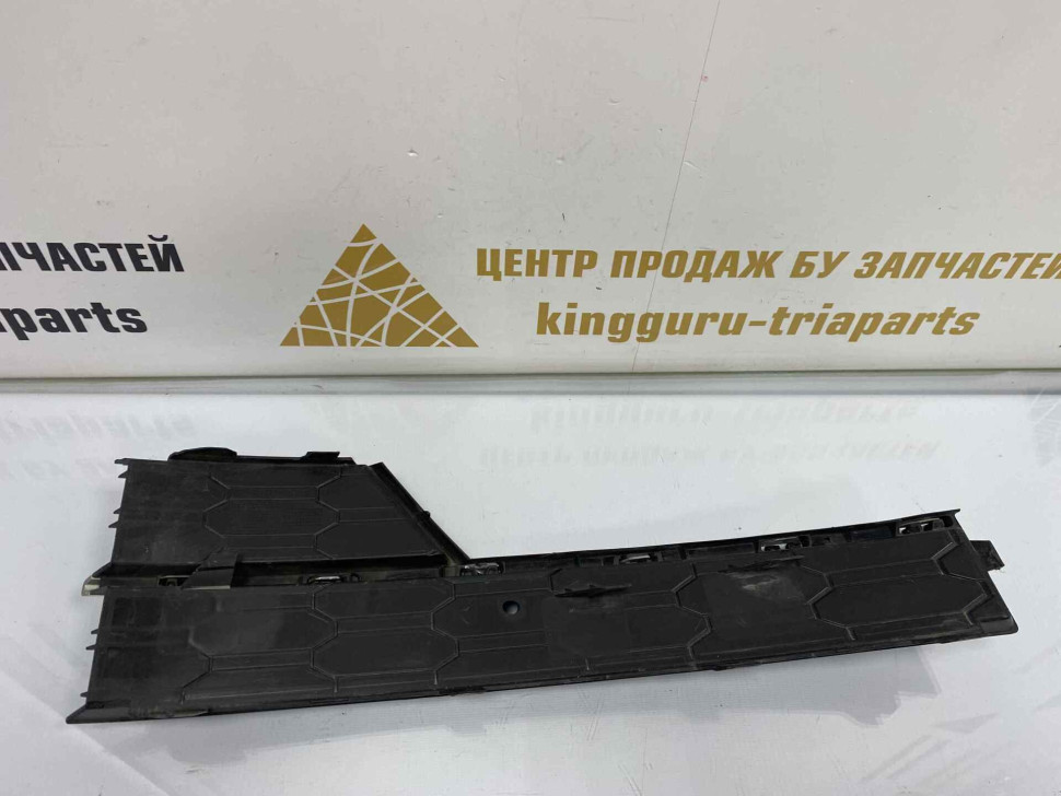 Решетка переднего бампера правая Skoda Octavia A7 рестайлинг OEM 5E0807682G