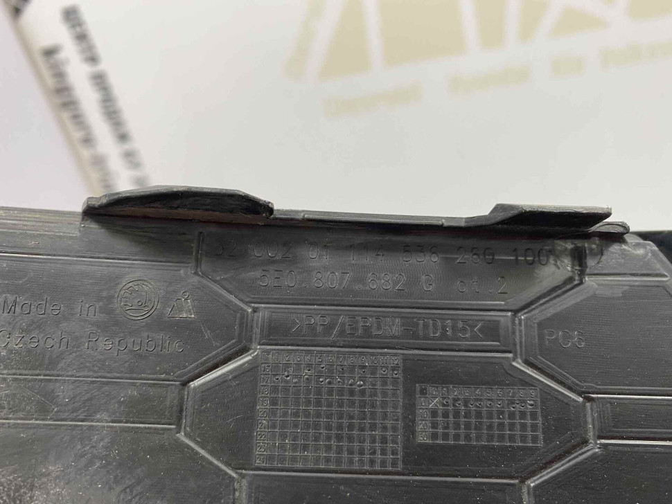 Решетка переднего бампера правая Skoda Octavia A7 рестайлинг OEM 5E0807682G
