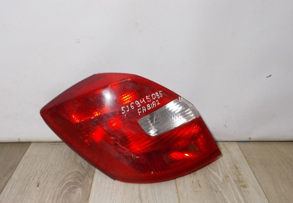 Фонарь левый бу Skoda Fabia 2 OEM 5J6945095