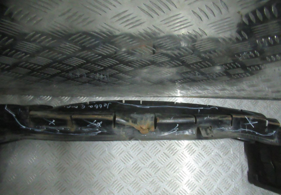 Усилитель переднего бампера Volkswagen Jetta 6 oem 5c6807583 Усилитель переднего бампера Volkswagen Jetta 6 oem 5c6807583