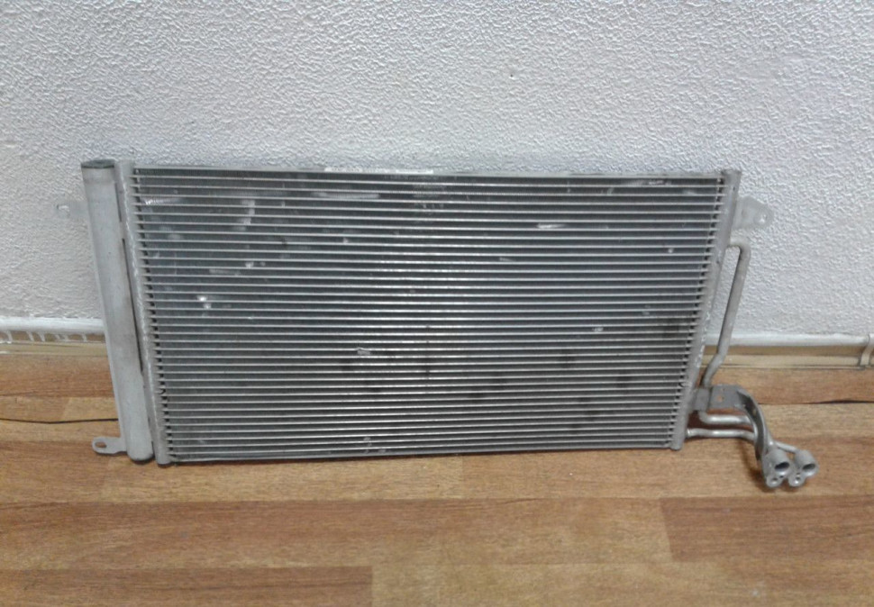 Радиатор кондиционера Volkswagen Polo oem 6r0820411 Радиатор кондиционера Volkswagen Polo oem 6r0820411