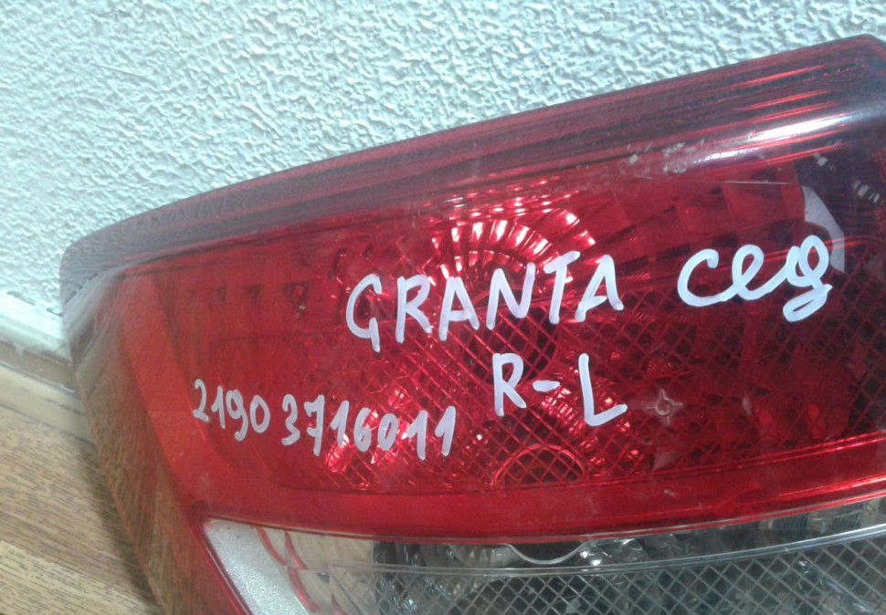Фонарь левый Lada Granta (ВАЗ 2190) седан (11>) (трещина на стекле) oem 21903716011 (скл-3)