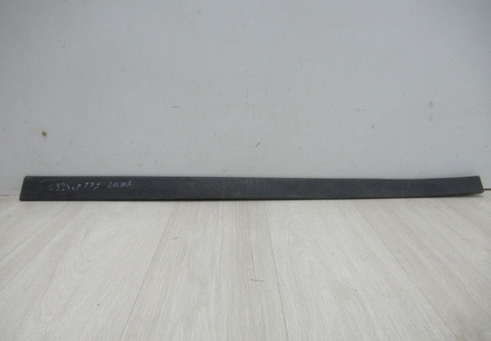 Накладка двери передняя правая Hyundai Tucson 3 oem 87724d7000