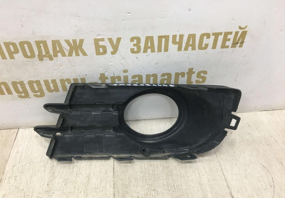Решетка рамка ПТФ правая Volkswagen Tiguan 11- oem 5N0853666E