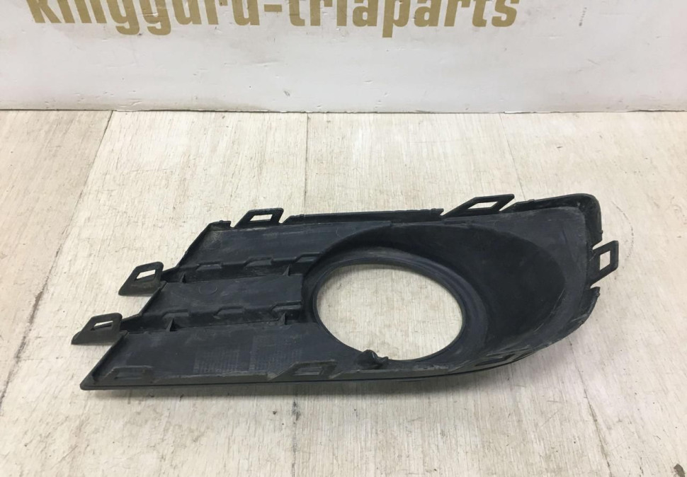 Решетка рамка ПТФ правая Volkswagen Tiguan 11- oem 5N0853666E