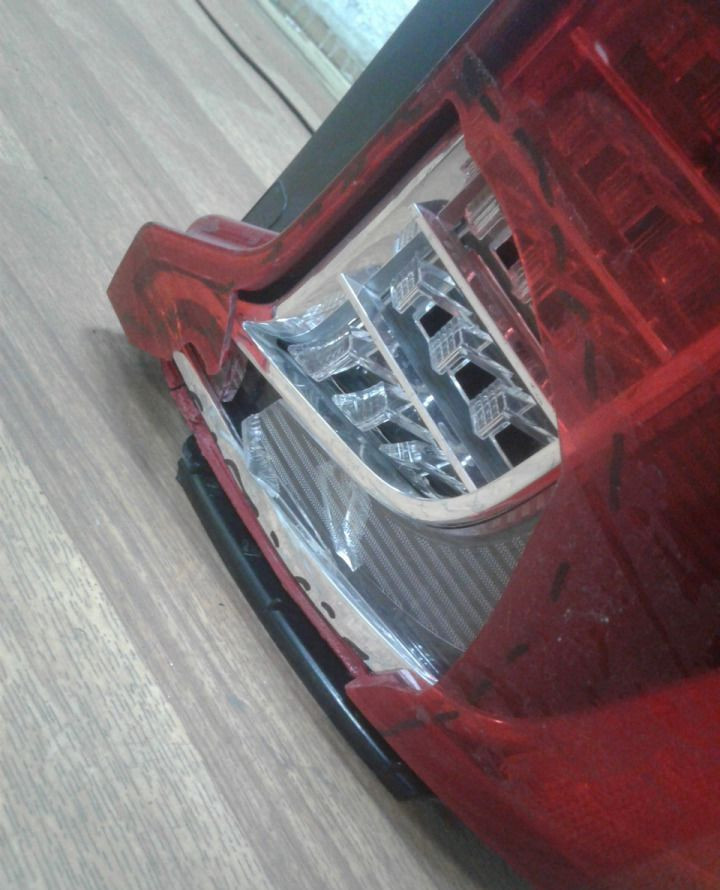 Фонарь правый Volvo XC90 (15>) oem 31468897 (слом. часть)