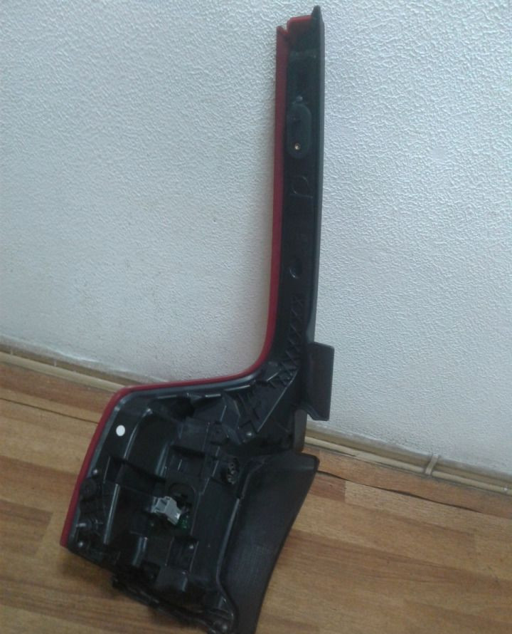 Фонарь правый Volvo XC90 (15>) oem 31468897 (слом. часть)