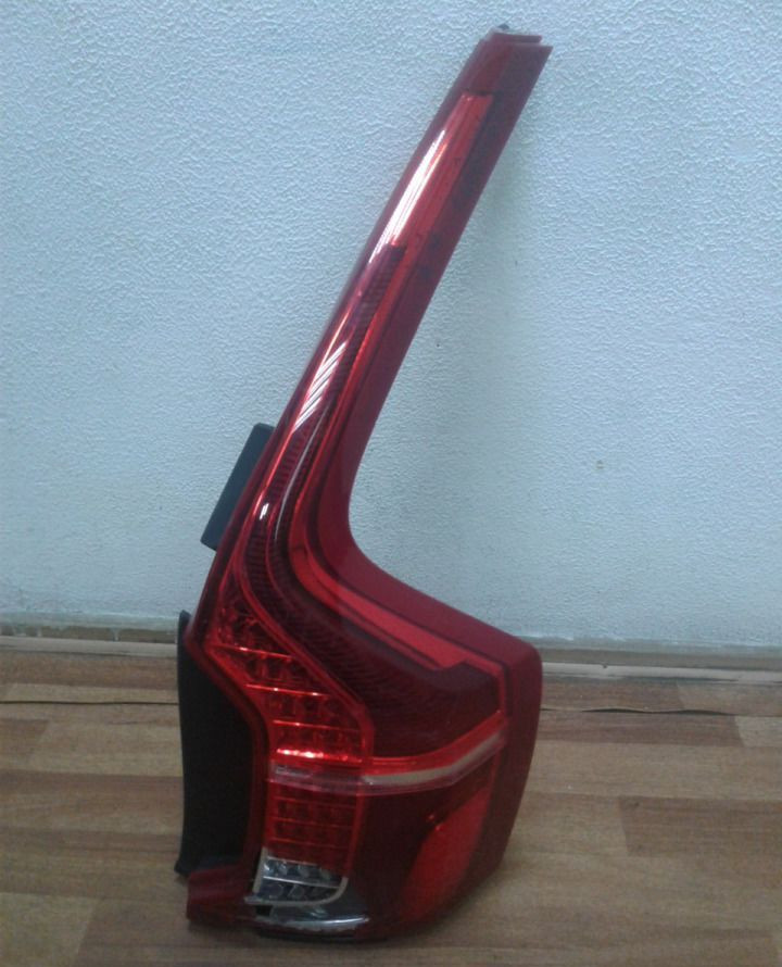 Фонарь правый Volvo XC90 (15>) oem 31468897 (слом. часть)