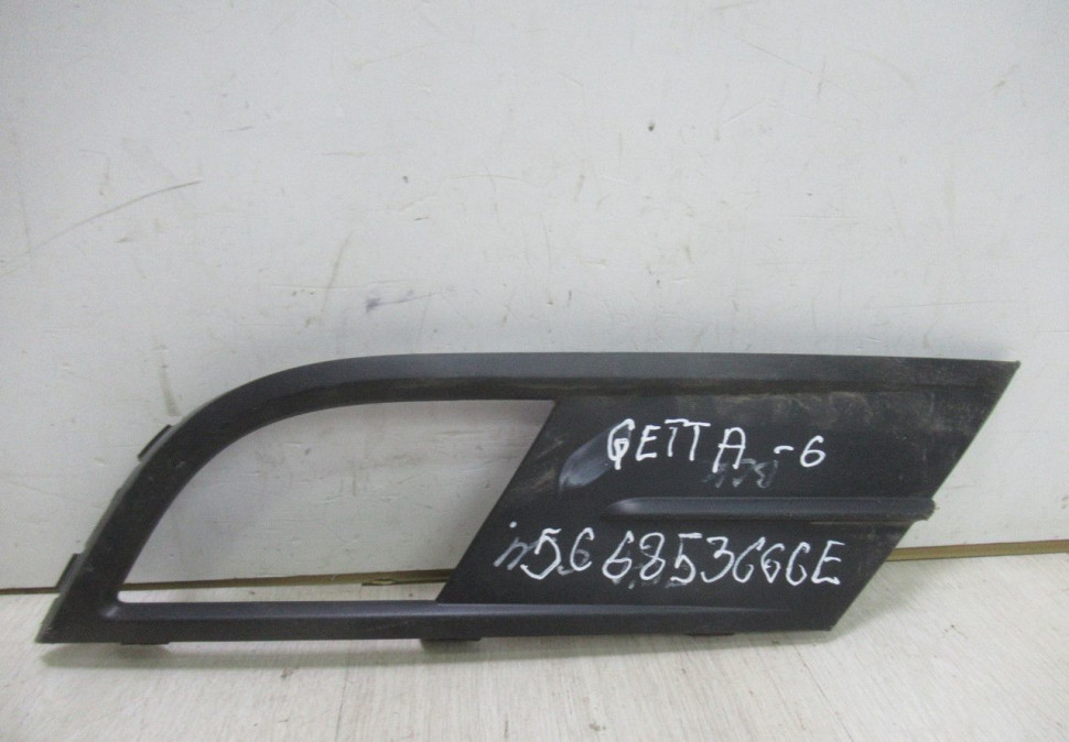 Накладка (заглушка)  ПТФ правая Volkswagen Jetta 6 oem 5c6853666e