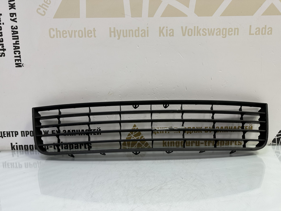 Решетка в бампер Volkswagen Golf 5 2005 OEM 1K0853677