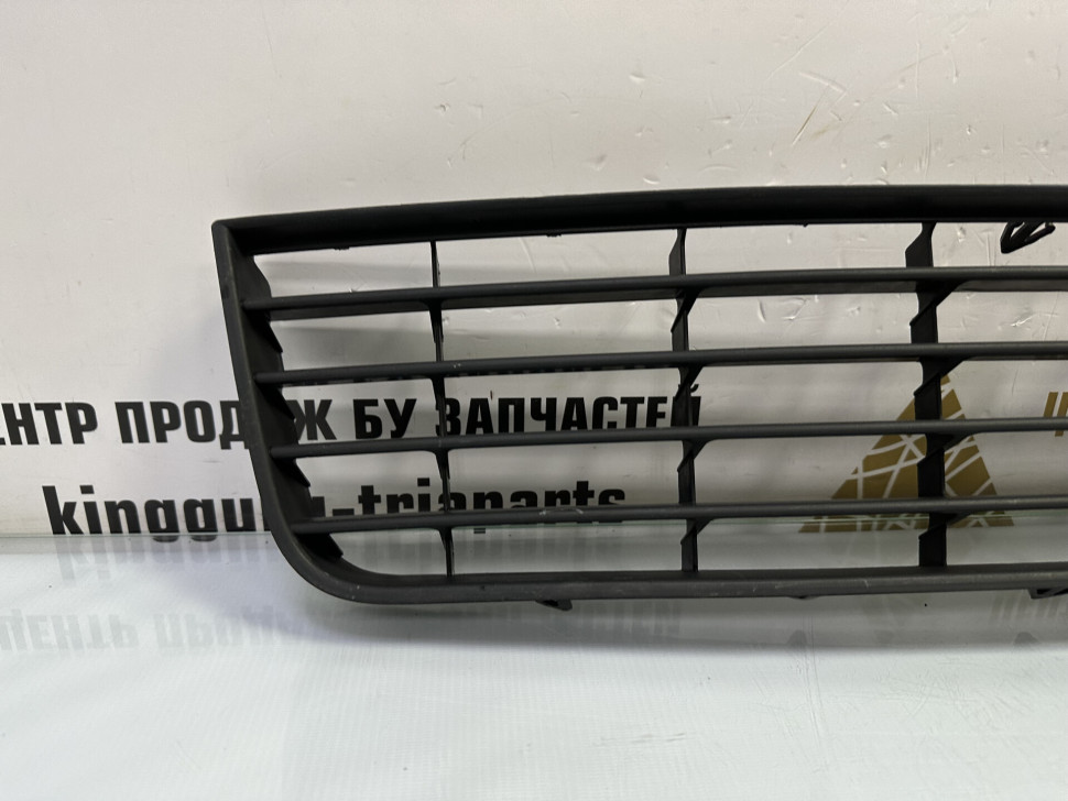 Решетка в бампер Volkswagen Golf 5 2005 OEM 1K0853677 Решетка в бампер Volkswagen Golf 5 2005 OEM 1K0853677