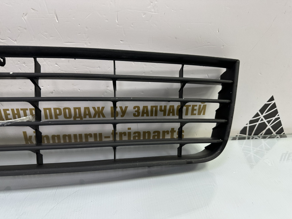 Решетка в бампер Volkswagen Golf 5 2005 OEM 1K0853677 Решетка в бампер Volkswagen Golf 5 2005 OEM 1K0853677