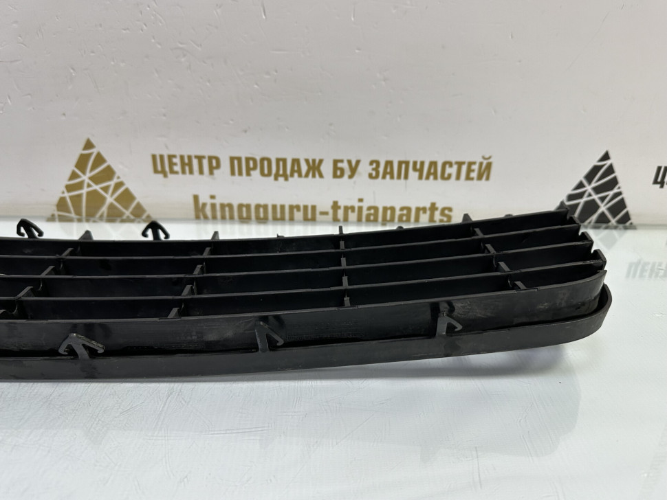 Решетка в бампер Volkswagen Golf 5 2005 OEM 1K0853677 Решетка в бампер Volkswagen Golf 5 2005 OEM 1K0853677