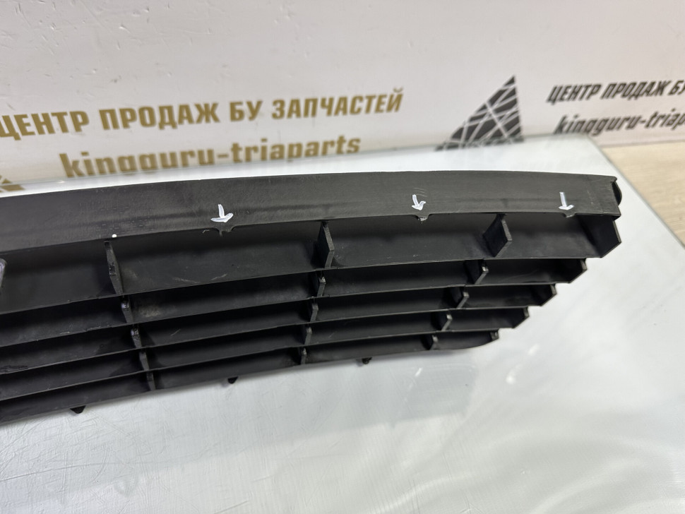 Решетка в бампер Volkswagen Golf 5 2005 OEM 1K0853677 Решетка в бампер Volkswagen Golf 5 2005 OEM 1K0853677