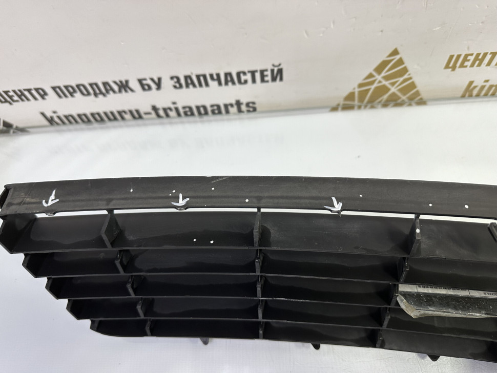 Решетка в бампер Volkswagen Golf 5 2005 OEM 1K0853677 Решетка в бампер Volkswagen Golf 5 2005 OEM 1K0853677