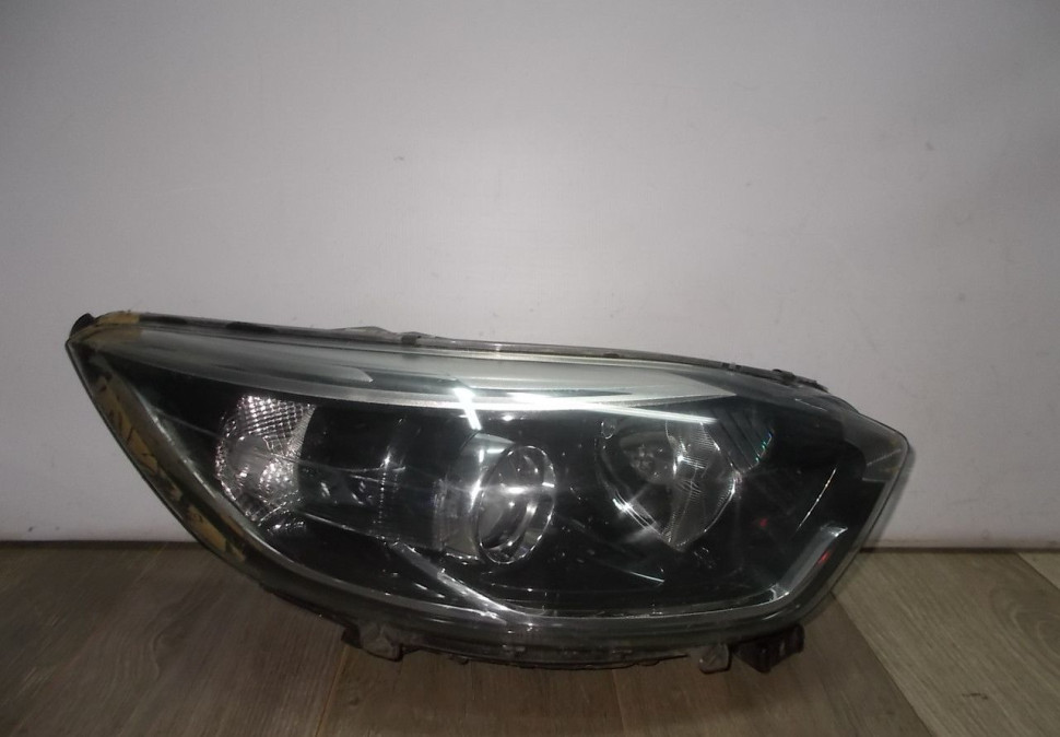 Фара правая бу Renault Kaptur OEM 260108765R