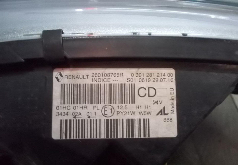 Фара правая бу Renault Kaptur OEM 260108765R