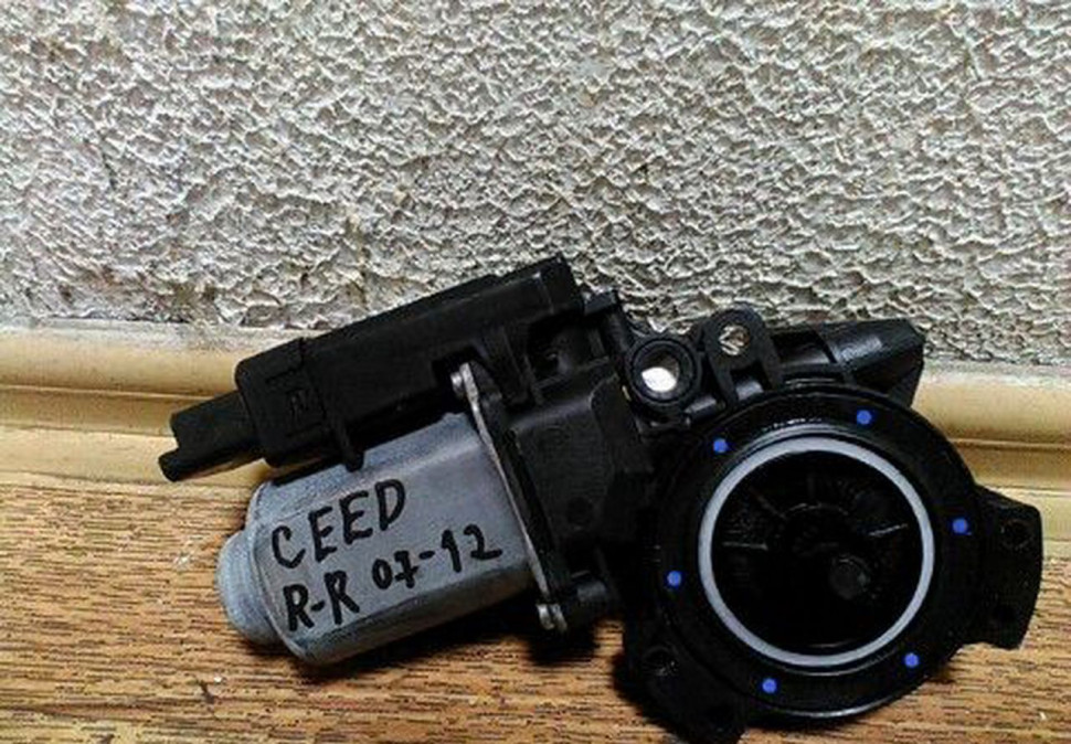 Моторчик стеклоподъемника задней правой двери Kia Ceed универсал (07-12)