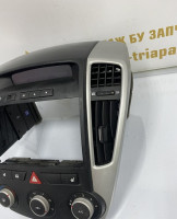Консоль центральная с диссплеем Kia Ceed 1 2007 OEM 957101H100