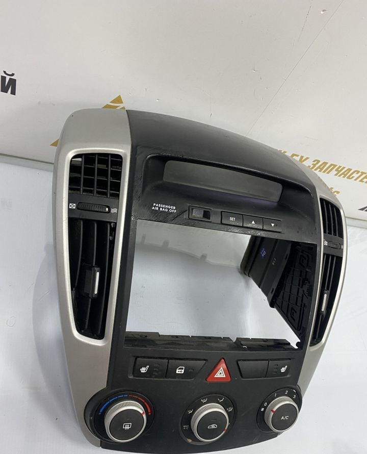 Консоль центральная с диссплеем Kia Ceed 1 2007 OEM 957101H100