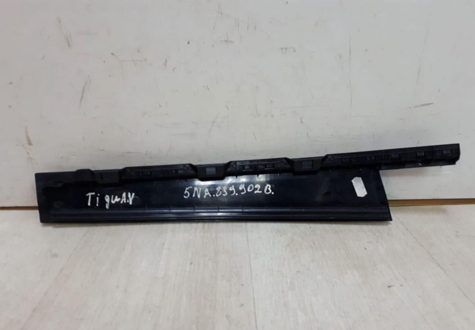 Накладка стойки двери задняя правая Volkswagen Tiguan 2 oem 5na839902 Накладка стойки двери задняя правая Volkswagen Tiguan 2 oem 5na839902