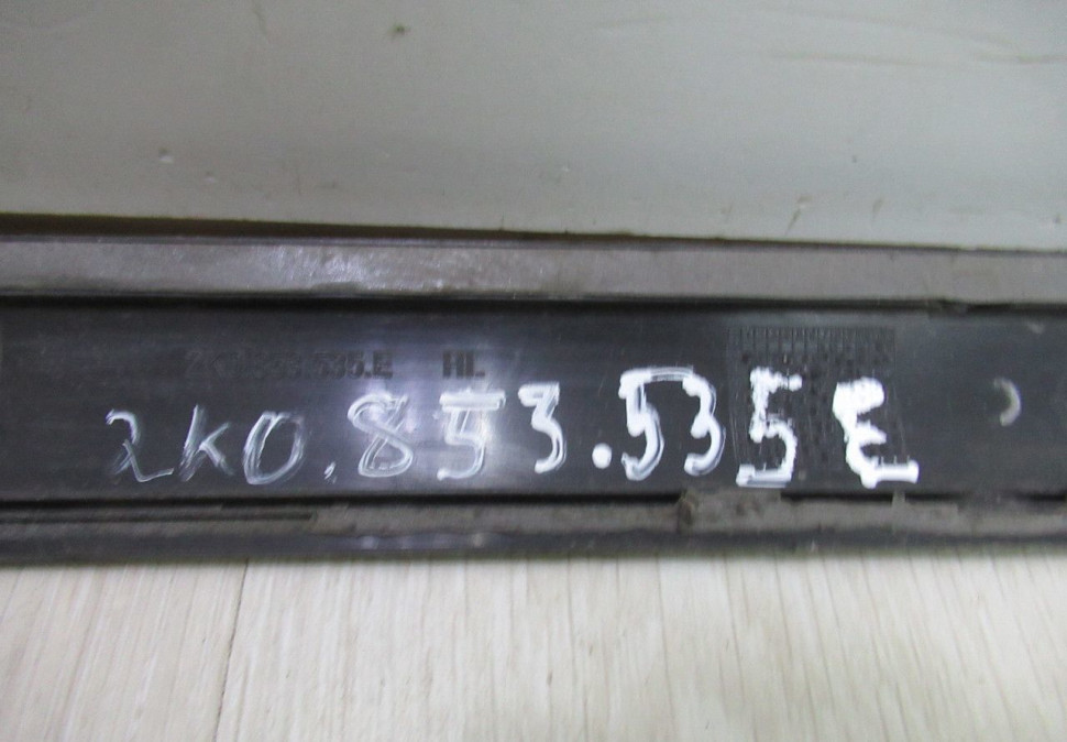 Молдинг (накладка) двери задняя правая Volkswagen Caddy 3 (03-15) oem 2k0853535e Молдинг (накладка) двери задняя правая Volkswagen Caddy 3 (03-15) oem 2k0853535e