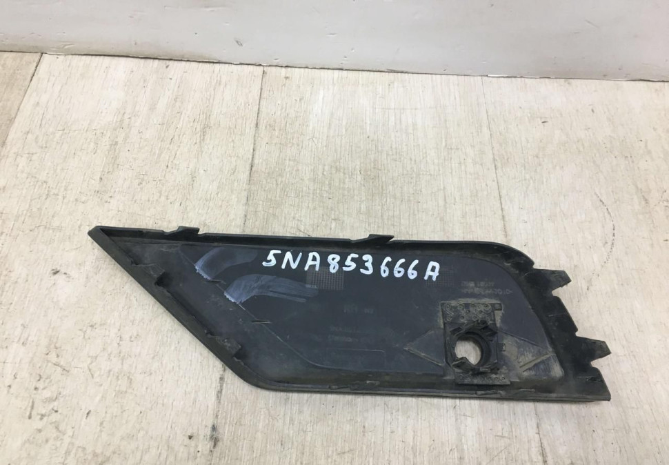 Решетка переднего бампера правая Volkswagen Tiguan 2 2016 oem 5NA853666A