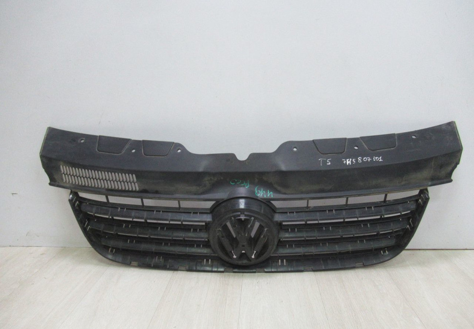 Решетка радиатора Volkswagen Transporter Т5 10- Oem 7h5807101 (мал.трещина)