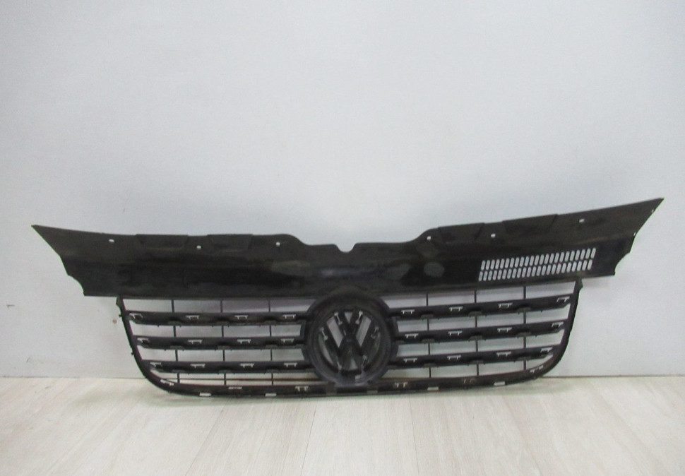 Решетка радиатора Volkswagen Transporter Т5 10- Oem 7h5807101 (мал.трещина) Решетка радиатора Volkswagen Transporter Т5 10- Oem 7h5807101 (мал.трещина)