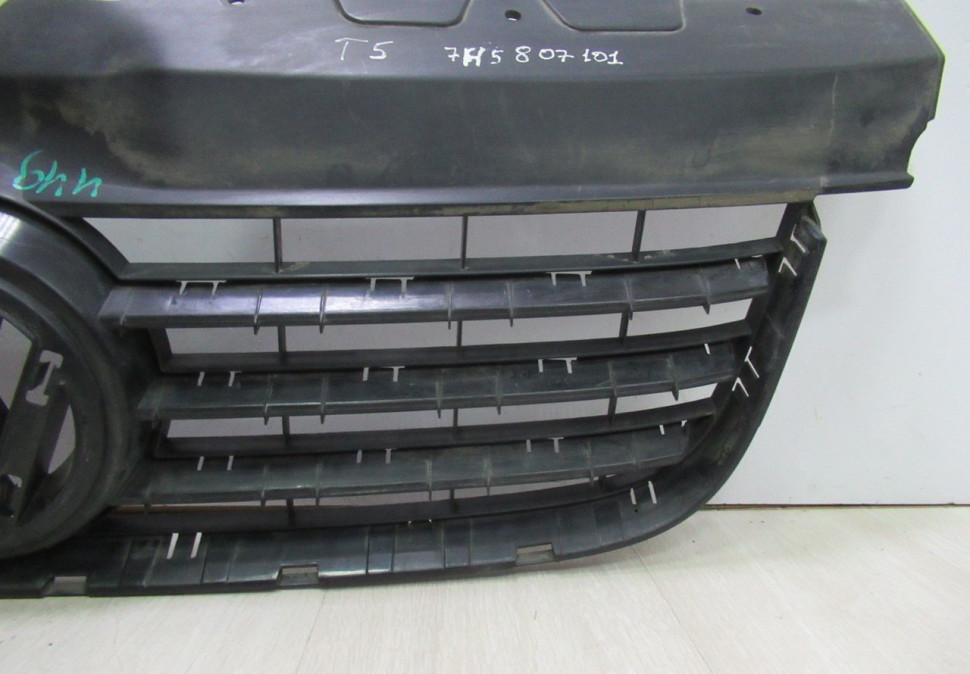 Решетка радиатора Volkswagen Transporter Т5 10- Oem 7h5807101 (мал.трещина) Решетка радиатора Volkswagen Transporter Т5 10- Oem 7h5807101 (мал.трещина)