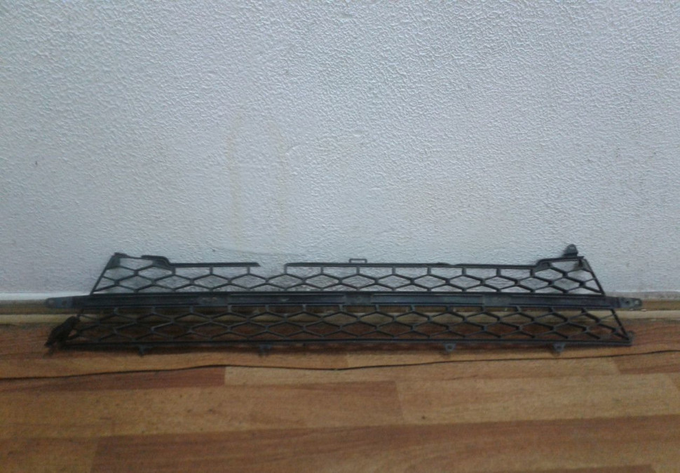 Решетка переднего бампера нижняя Lada Vesta oem 8450006674 (слом. часть) (скл-3)