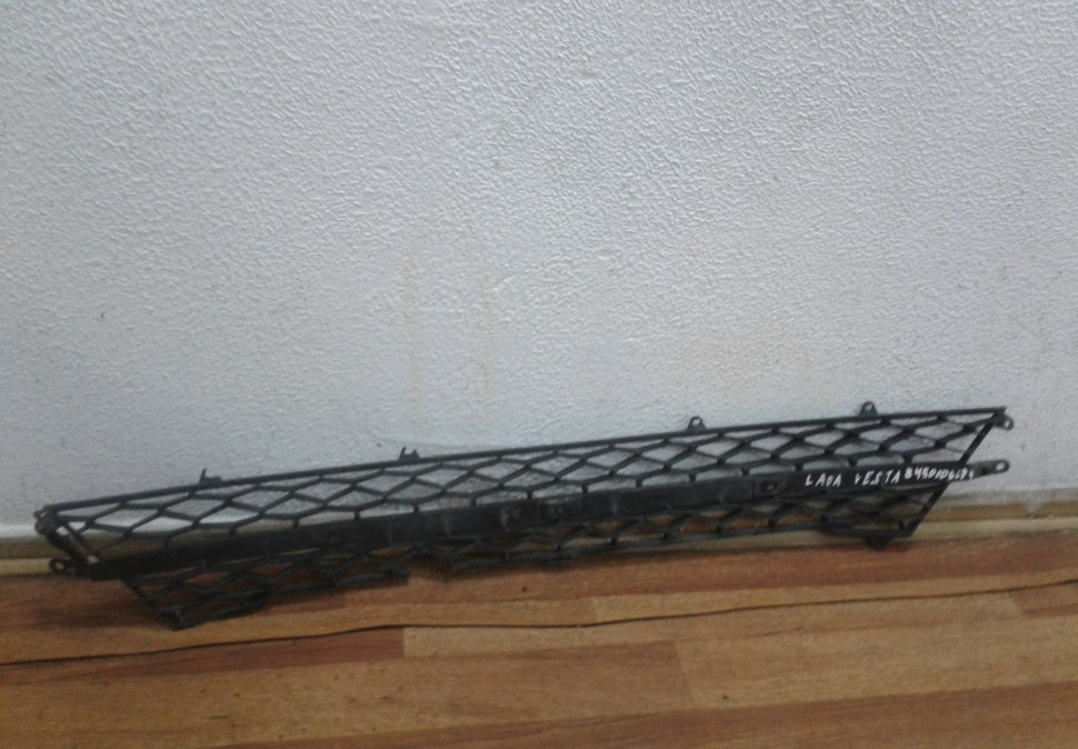 Решетка переднего бампера нижняя Lada Vesta oem 8450006674 (слом. часть) (скл-3)