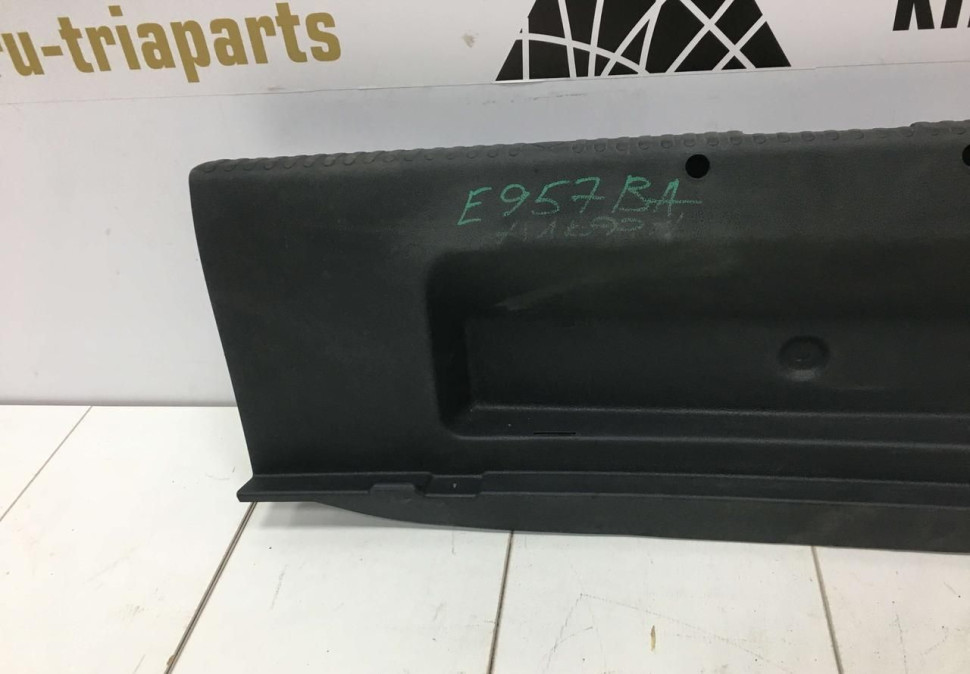 Обивка задней панели Skoda Octavia A7 OEM 5E5863485