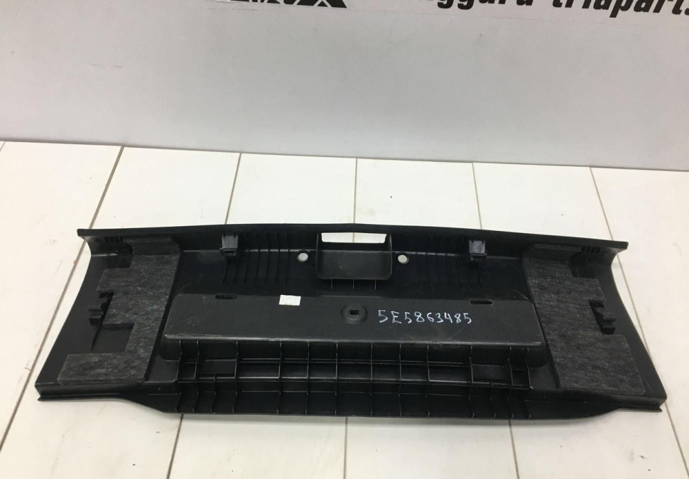 Обивка задней панели Skoda Octavia A7 OEM 5E5863485