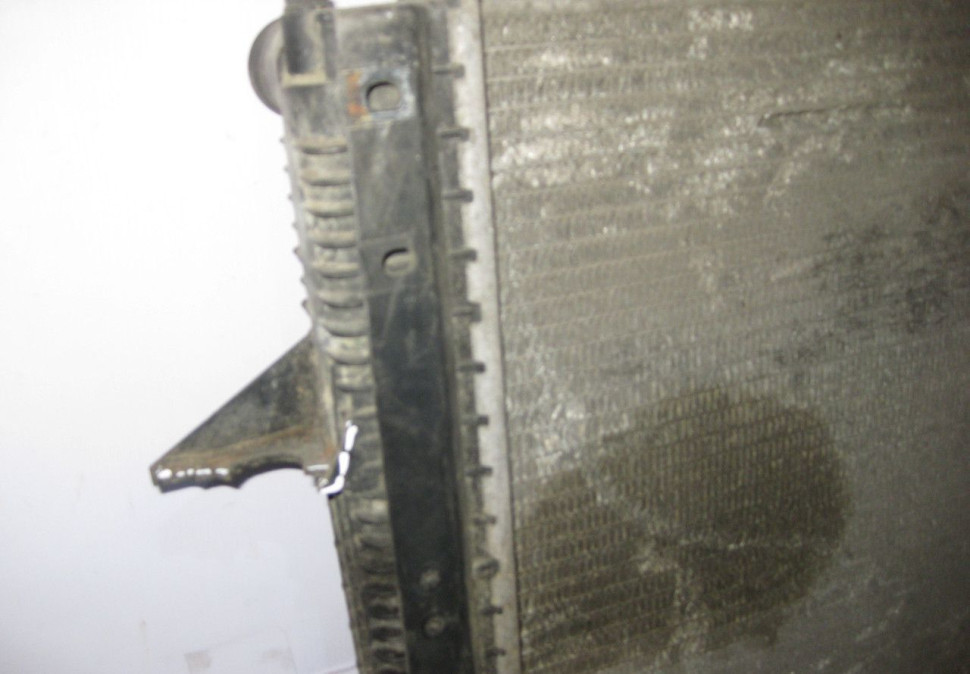 Радиатор охлаждения Volvo V70 / S70 oem 9186484 (слом. крепление) (скл-3)