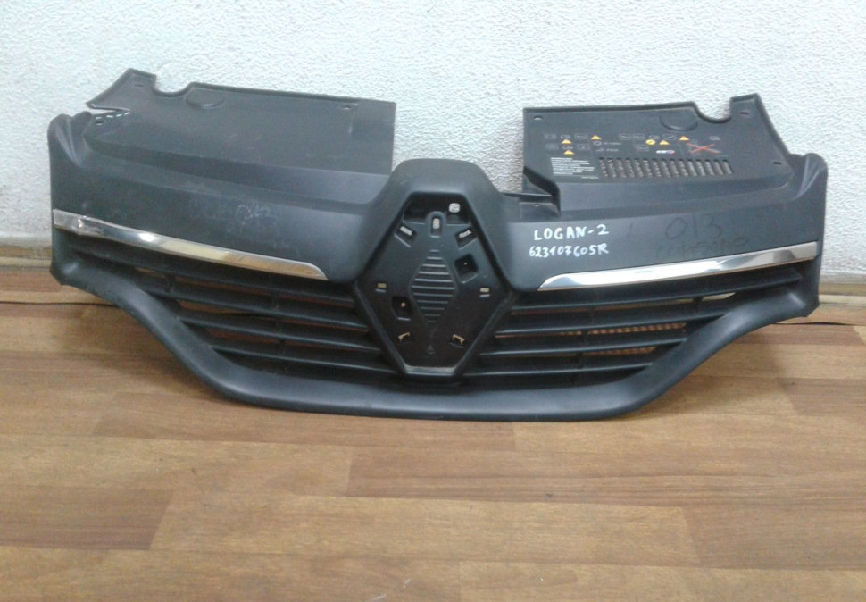 Решетка радиатора Renault Logan 2 OEM 623107605R (скл-3)