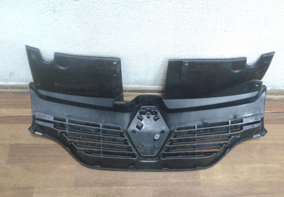 Решетка радиатора Renault Logan 2 OEM 623107605R (скл-3)