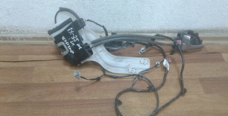 Замок двери задний левый Hyundai ix35 oem 814102y010
