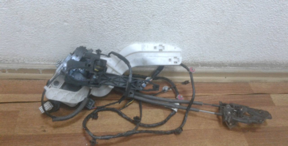 Замок двери задний левый Hyundai ix35 oem 814102y010