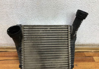 Интеркулер правый Volkswagen Touareg NF oem 7P0145804A (слом.1крепл)