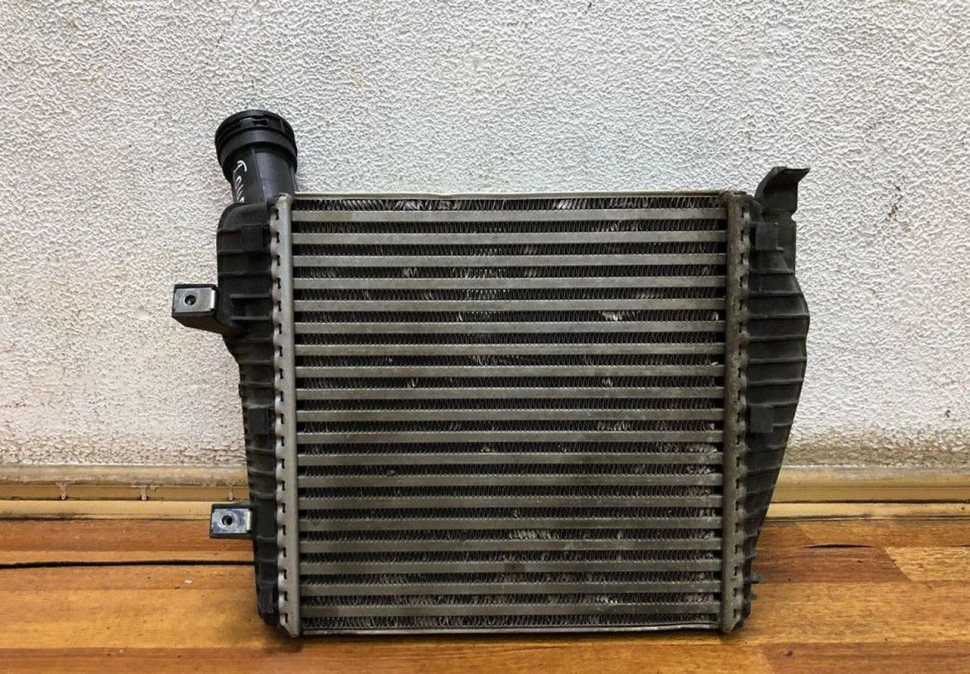 Интеркулер правый Volkswagen Touareg NF oem 7P0145804A (слом.1крепл)